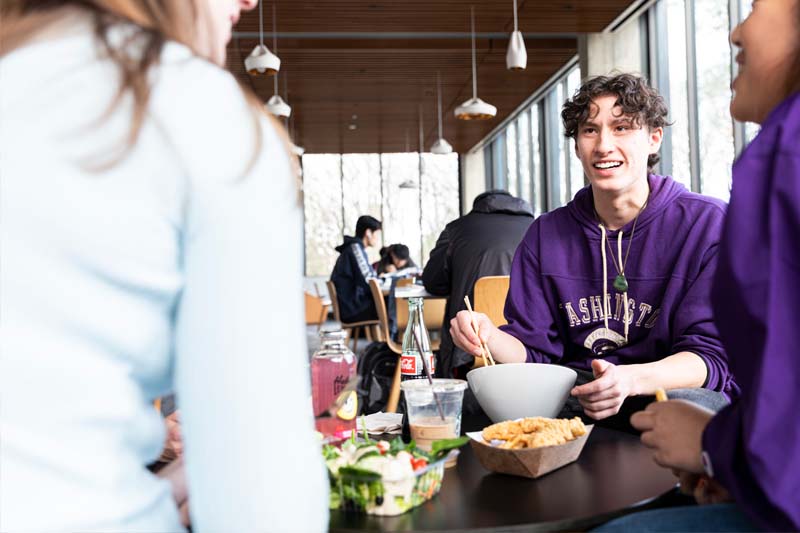 Students eating lunch at Center Table