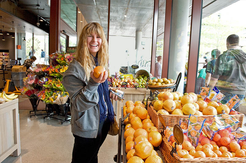 Student buying produce in District Market in Alder Hall