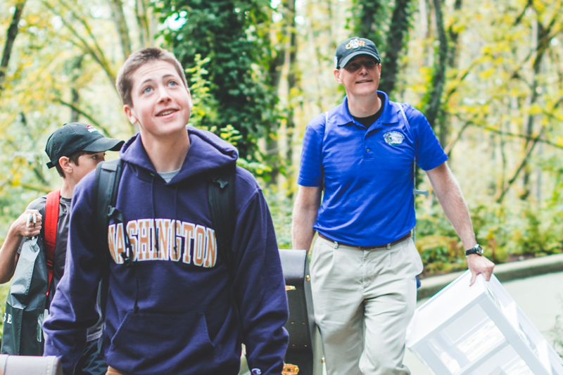 A student and his family moving into north campus.