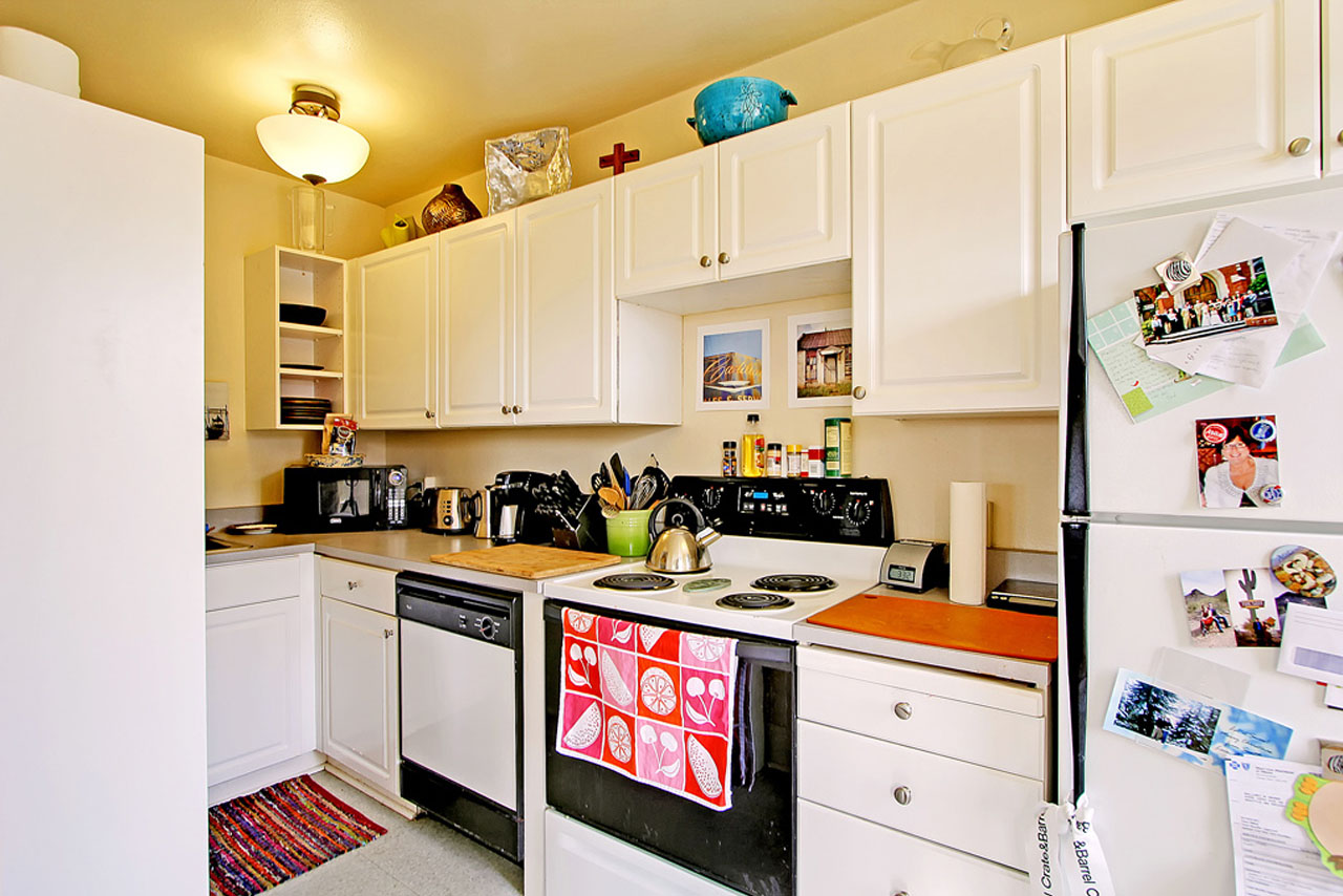 Commodore Duchess Apartments kitchen