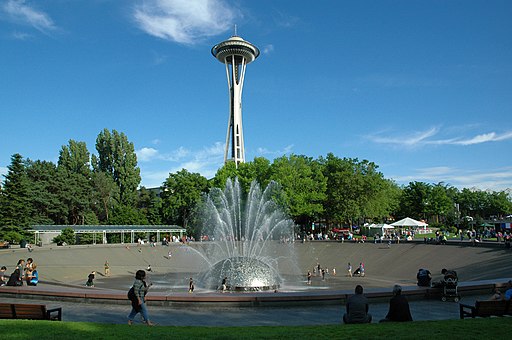 living-in-seattle_space-needle-fountain.jpg
