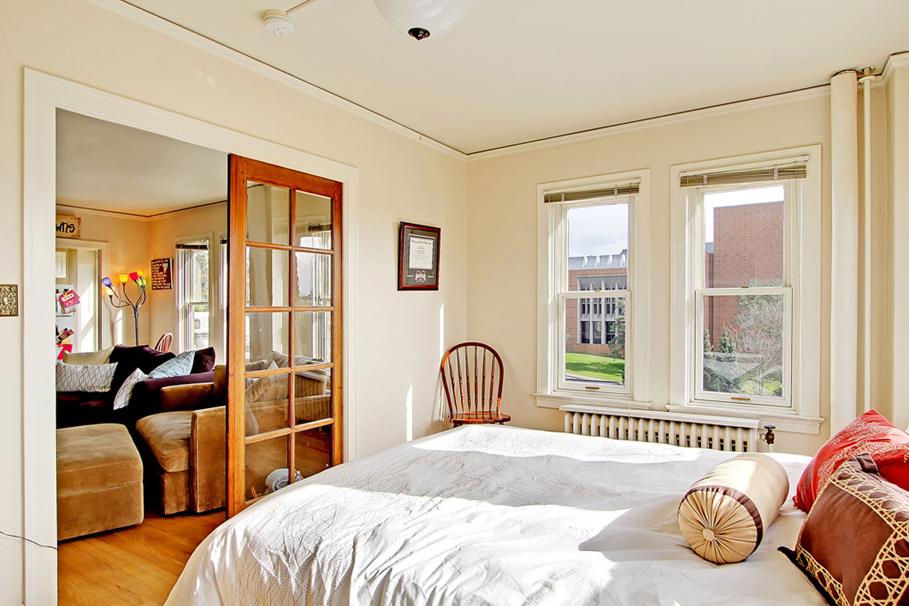 Commodore Duchess Apartments bedroom