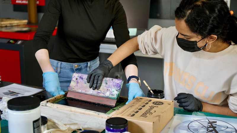 Dabble Lab A high- and low-tech makerspace for collaborative or solo idea development and creative projects. 