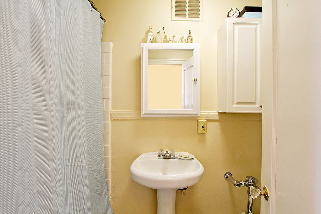 Commodore Duchess Apartments bathroom