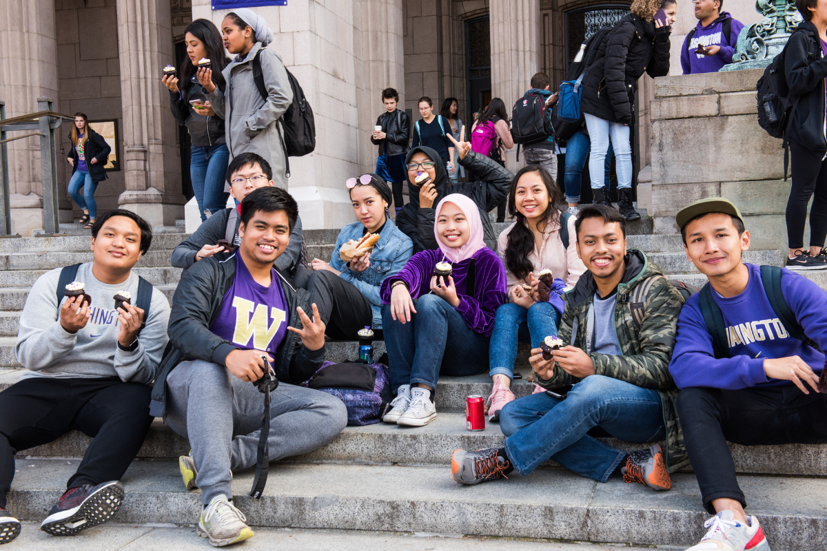 Residents eating cupcakes at W Day
