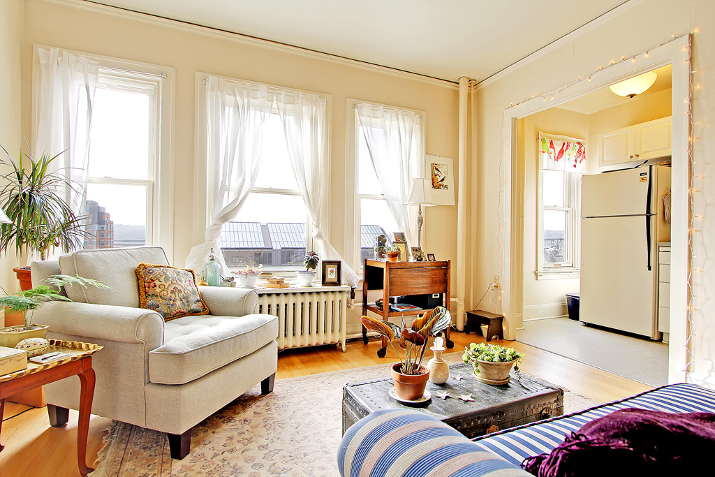 Commodore Duchess living room