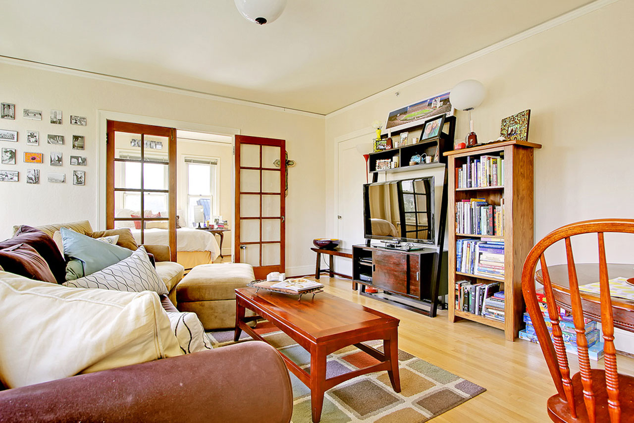 Commodore Duchess Apartments living room